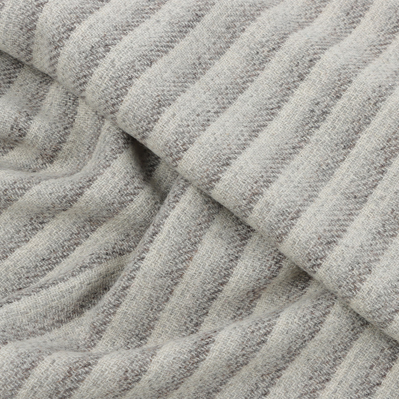 Визуальное расширение ткани в вертикальную полоску