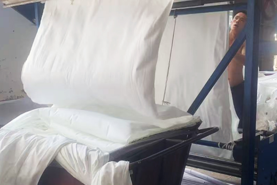 Производство красильной фабрики - откидная зона серой ткани