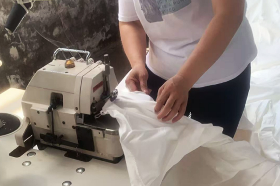 Производство красильной фабрики - зона швейной головки из серой ткани