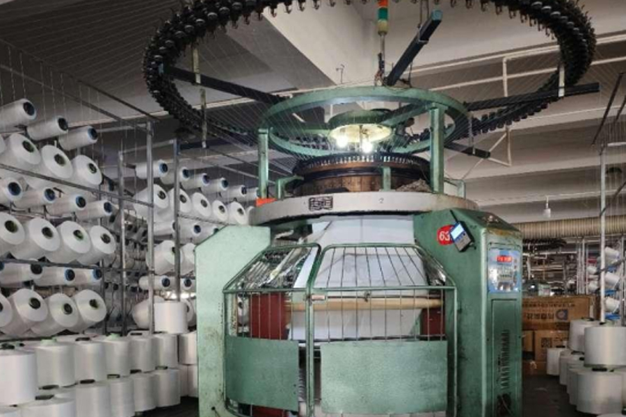 Серая производственная модель из ткани, односторонняя на высоте стопы.