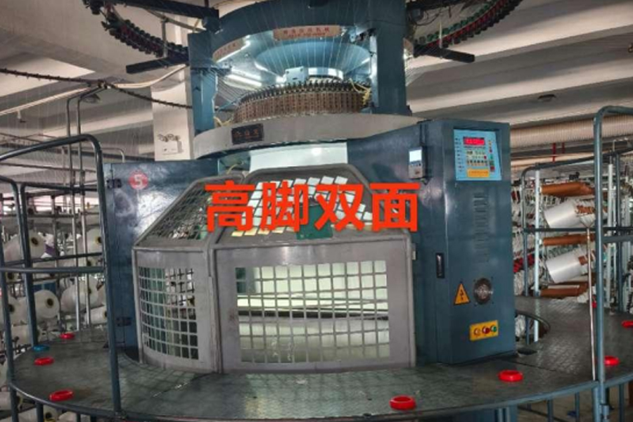 Серая производственная модель из ткани на высоких ножках, двусторонняя.